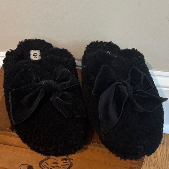 UGG Black Plush Slippers with Elegant Bow size 9 - Picture 1 of 5